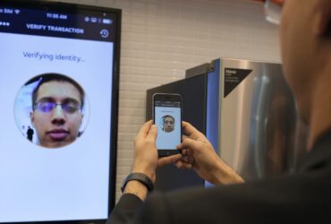 User experimenting MasterCard's Identity Check Mobile selfie pay