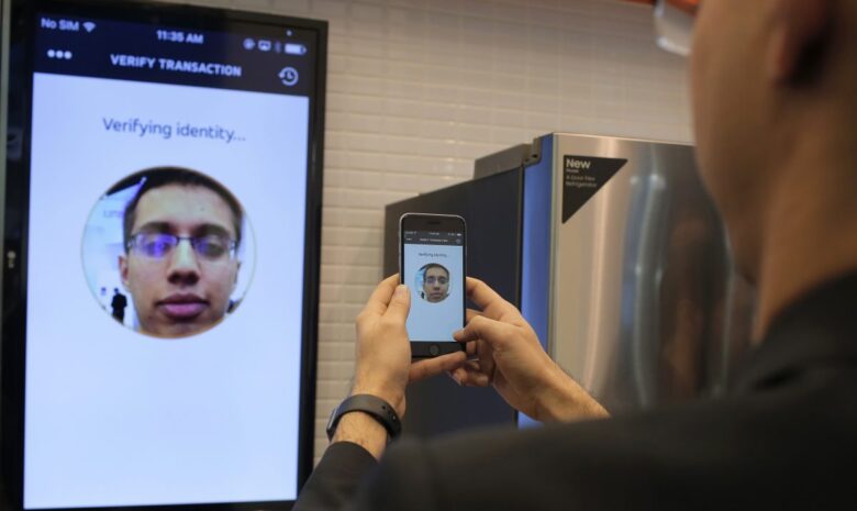 User experimenting MasterCard's Identity Check Mobile selfie pay