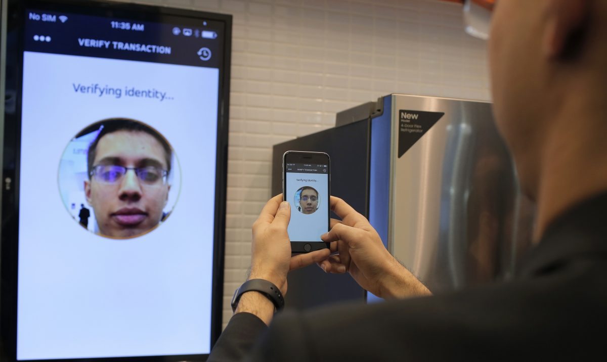 User experimenting MasterCard's Identity Check Mobile selfie pay